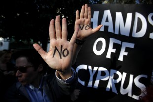 Cipro: proteste contro prelievo forzoso, slitta voto Parlamento