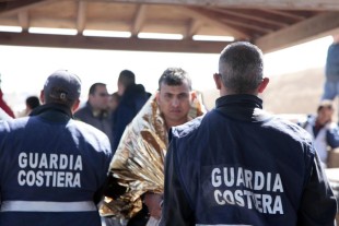 Lampedusa, migranti superstiti dal naufragio tratti in salvo dalla Guardia Costiera