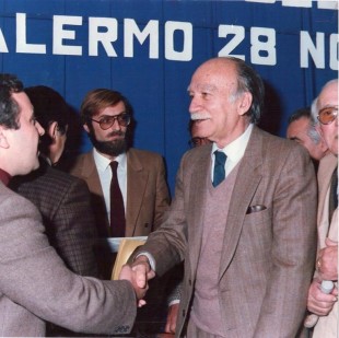 Guido Virzì (con la barba) alla sinistra di Giorgio Almirante