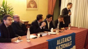 Al tavolo Salvo Pogliese (Forza Italia), Ignazio La Russa (Fratelli d'Italia) e in piedi Nello Musumeci (La Destra)