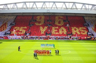 La Kop di Liverpool ricorda i 96 tifosi scomparsi