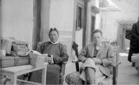 Chushul (Tibet centrale), 1948. Giuseppe Tucci visita la casa di Tsarong,