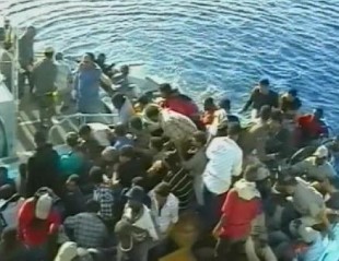 Immigrati durante una traversata del Mediterraneo