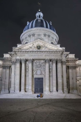 Parigi, 14 novembre 2015. Un solitario musicista esegue la Marsigliese (fotografia di Daniele Ferretti). 