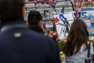 Parigi, novembre 2015. Il ricordo dei caduti (foto Daniele Ferretti)