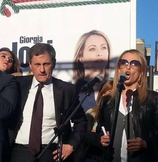 Gianni Alemanno e Giorgia Meloni in un comizio a Foggia