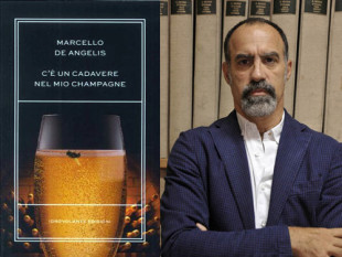 Marcello De Angelis con la copertina del nuovo romanzo Idrovolante