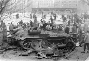 Un carro armato sovietico distrutto in Ungheria durante la rivolta del 1956