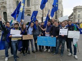 Giovani pro Ue in piazza a Milano