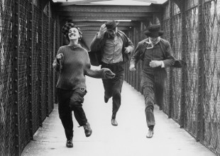 Jeanne Moreau (a sinistra) sul pont de l’Europe in “Jules e Jim” di François Truffaut 