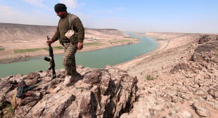 Miliziano curdo a Nord di Raqqa