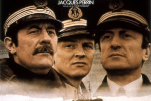 Claude Rich (a destra) accanto a Jean Rochefort (a sinistra) e Jacques Perrin (al centro) nel manifesto di “Le Crabe-Tambour” di Pierre Schoendoerffer (1977), apparso in Italia come “L’uomo del fiume”