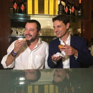 Salvini e Caroppo mentre gustano un pasticciotto leccese