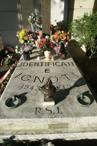 La lapide Rsi nel cimitero di Genova