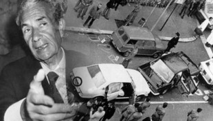 Aldo Moro e una foto della strage di Via Fani
