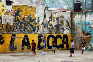 Bimbi che giocano nel quartiere La Boca (dal sito http://www.mitcheci.com)