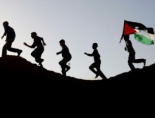 ı-bambini-palestinesi-che-corrono-e-le-bandiere