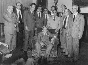 Il podestà e ministro dei lavori pubblici del fascismo, Araldo di Crollalanza con il gruppo del Msi al Senato