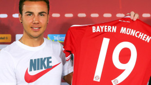 Mario Götze's Nike fashion faux-pas at Bayern Munich unveiling - video