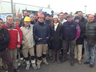 Elena Donazzan con il cappello bianco circondata da lavoratori veneti