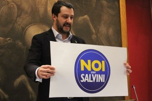 Matteo Salvini con il nuovo simbolo (foto A.Palladino)