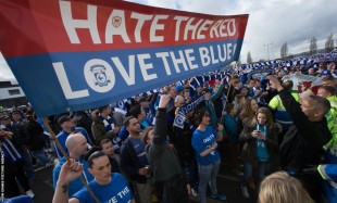 I tifosi del Cardiff manifestano per il ritorno alla maglia blu.