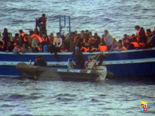 Il barcone che trasportava i 596 immigrati (103 donne e 62 minori) e le operazioni con cui ieri le navi della Marina Militare li hanno tratti in salvo, in due diversi interventi a sud di Lampedusa. ANSA/UFFICIO STAMPA MARINA MILITARE/++ NO SALES, EDITORIAL USE ONLY.  NO ARCHIVES ++