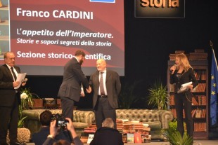 Un momento della premiazione di Franco Cardini da parte di Maurizio Marrone, delegato del consiglio regionale del Piemonte