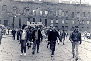 Campagna elettorale MSI maggio 1985. Corteo (non autorizzato) da via Mancini in Duomo a Milano