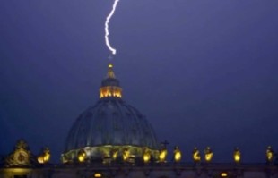 Il fulmine su San Pietro del 2013
