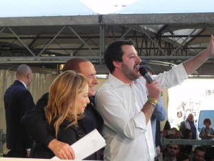 Salvini sul palco di Bologna con Berlusconi e la Meloni (dal profilo Fb di Salvini)