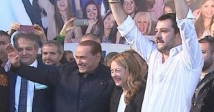 Berlusconi, la Meloni e Salvini sul palco di Bologna