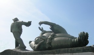 Viareggio, il Monumento ai Caduti scolpito da Rambelli