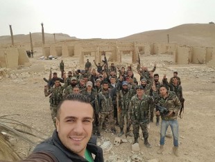 Il selfie dei militari siriani tra le rovine liberate di Palmira