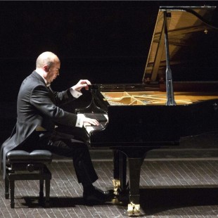 Il Maestro Carusi durante il concerto tenuto lo scorso 6 maggio al Teatro San Carlo di Napoli (foto Luciano Romano)