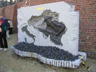 Monumento per il 50° anniversario della strage di Marcinelle
