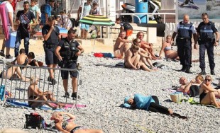 La polizia francese  all'opera contro il burkini in spiaggia a Nizza