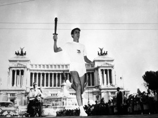 ROMA 1960: SPECIALE OLIMPIADI LA fiaccola olimpica passa per piazza Venezia Archivio Storico ANSA