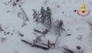 L'albergo abruzzese seppellito dalla neve