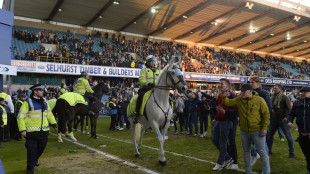 Polizia a cavallo per frenare i tifosi (corrieredellosport uff)