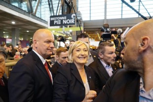 Marine Le Pen durante un tuor elettorale