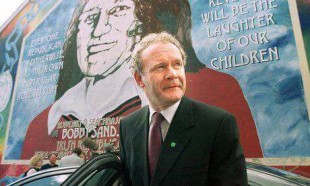 Martin McGuinnes davanti al murales di Belfast in ricordo di Bobby Sands