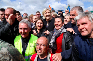 Marine Le Pen acclamata dagli operai Whirpool
