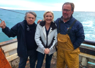 Marine Le Pen durante la campagna elettorale con un pescatore