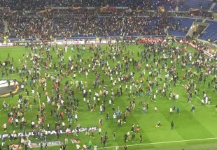 Lo stadio di Lione dopo gli scontri sugli spalti causati dai tifosi turchi