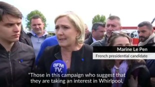 Marine Le Pen acclamata dagli operai davanti allo stabilimento Whirlpool