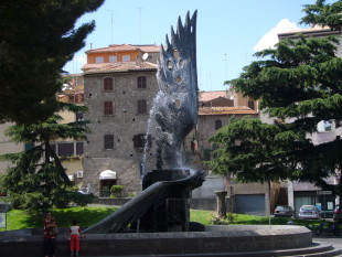 Viterbo. Fontana-monumento al Paracadutista d'Italia. Notare, sulla destra,  Filottrano inciso nella pietra.