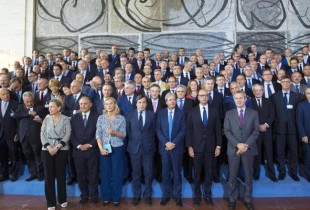 Gentiloni Alfano e i diplomatici italiani alla Farnesina, insieme ai ministri degli esteri di Spagna e Francia