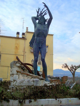 La statua che commemora il bombardamento che distrusse Isernia (da wikipedia)