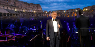 Andrea Bocelli canta l'Inno a Roma nel Colosseo